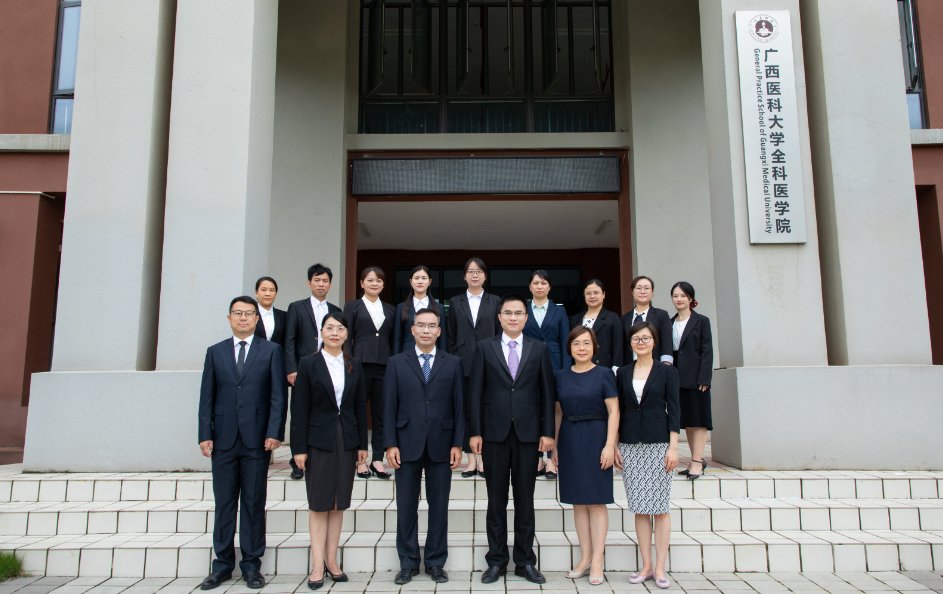 获医学学士学位