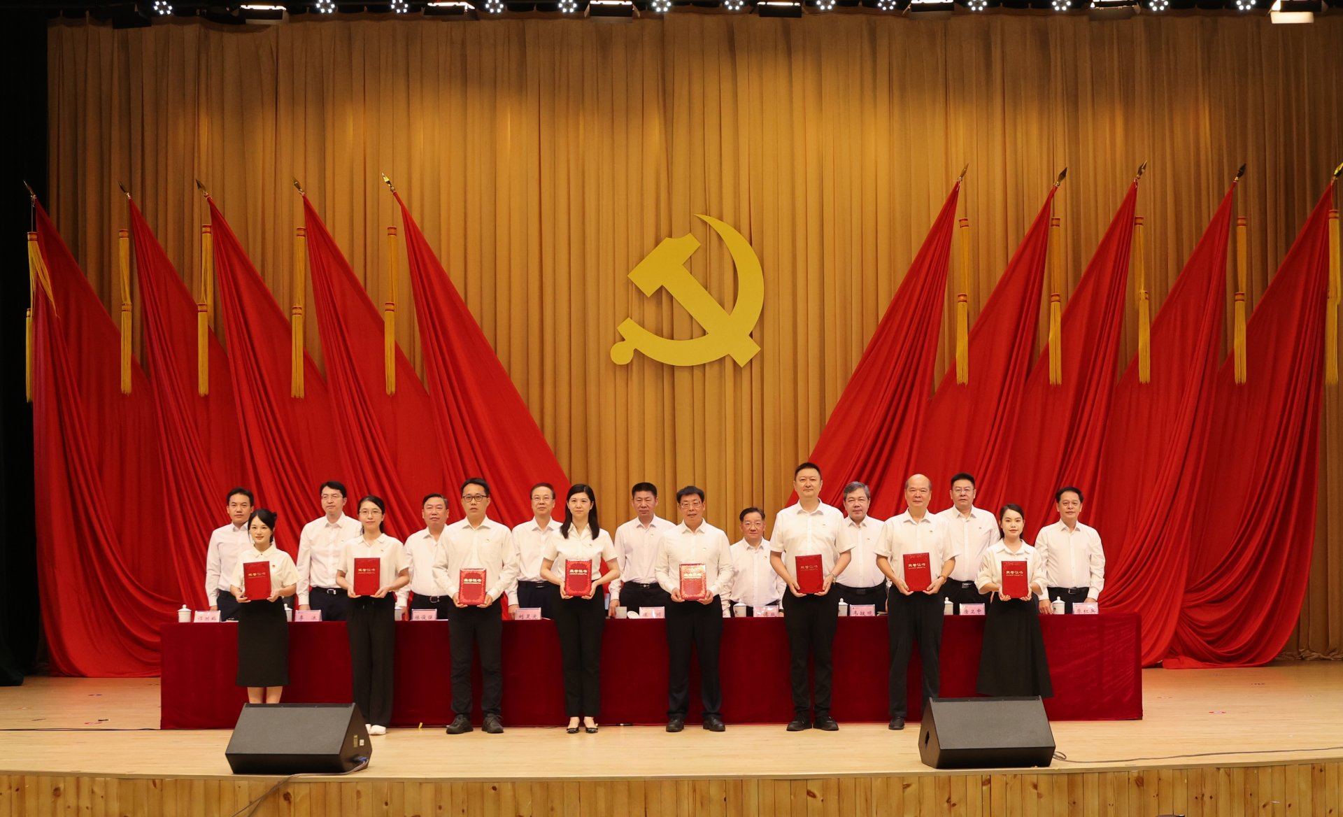 2026年度“两优一先”获奖代表颁奖